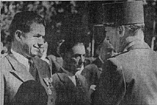 Le général KOENIG remet la croix de chevalier de la Légion d'Honneur à Edmond MICHELET, Emile BAILLELY et René JUGIE